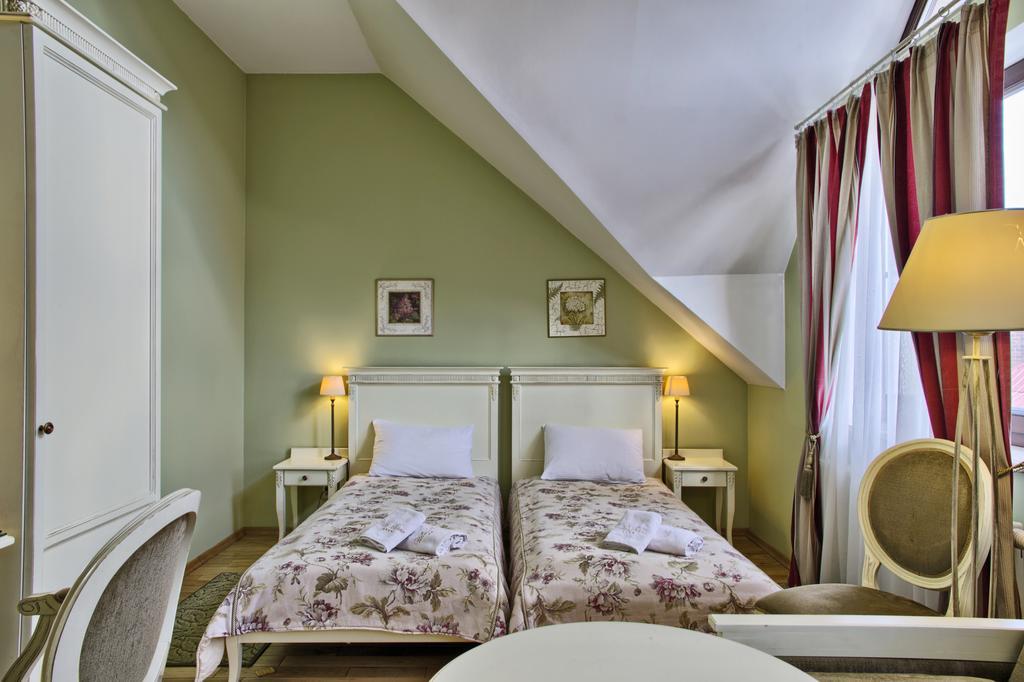 Villa Estera - Hotel & Restauracja Michałowice Eksteriør billede