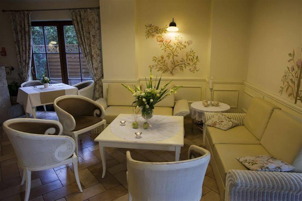 Villa Estera - Hotel & Restauracja Michałowice Eksteriør billede